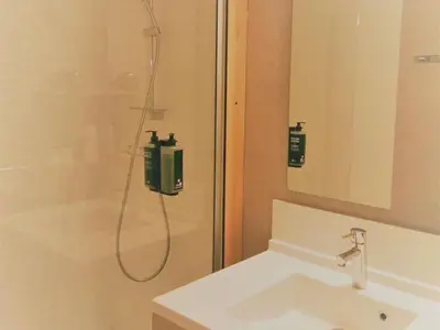 Salle de bains dans l'établissement ibis Styles Tours Sud