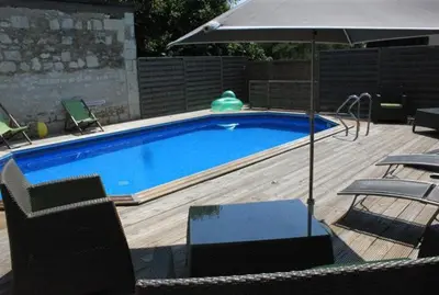 Piscine de l'établissement Logis Hôtel Saint Paul ou située à proximité