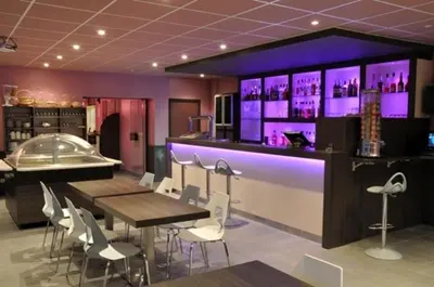 Salon ou bar de l'établissement Logis Hôtel Saint Paul
