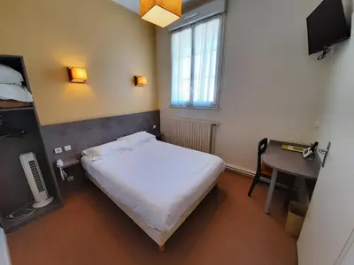 Un ou plusieurs lits dans un hébergement de l'établissement Logis Hôtel Saint Paul