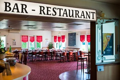 Restaurant ou autre lieu de restauration dans l'établissement Brit Hotel Blois - Le Préma