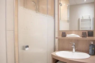 Salle de bains dans l'établissement Brit Hotel Blois - Le Préma