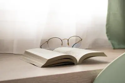 Bibliothèque dans l'hôtel