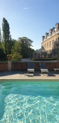Piscine de l'établissement La Villa des Arts ou située à proximité
