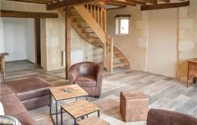 Coin salon dans l'établissement Nice Home In Thilouze
