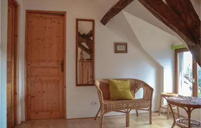 Coin salon dans l'établissement Stunning Home In Parcay Les Pins