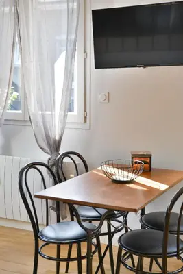 Télévision ou salle de divertissement dans l'établissement Guest house 