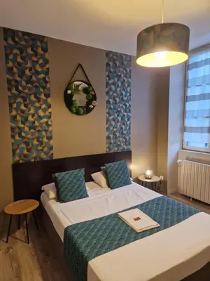 Un ou plusieurs lits dans un hébergement de l'établissement Hotel Saint François Précigné Soirée étape sur demande Proche Sablé-sur-Sarthe