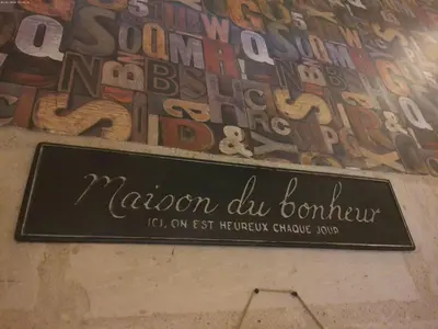 Certificat, récompense, panneau ou autre document affiché dans l'établissement A 2 pas d AZAY