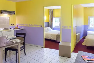 Un ou plusieurs lits dans un hébergement de l'établissement BRIT HOTEL Le Lion d'Or CHINON