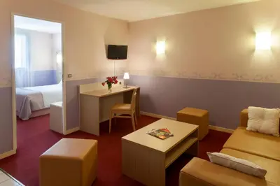 Télévision ou salle de divertissement dans l'établissement BRIT HOTEL Le Lion d'Or CHINON