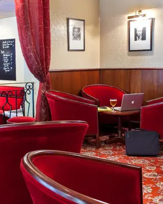 Coin salon dans l'établissement BRIT HOTEL Le Lion d'Or CHINON
