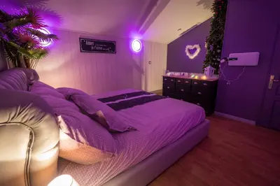 Un ou plusieurs lits dans un hébergement de l'établissement Maison de charme à Arçay avec jacuzzi