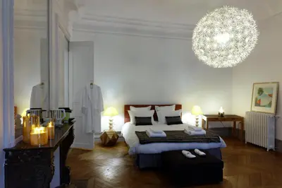 Un ou plusieurs lits dans un hébergement de l'établissement L'HOTEL PARTICULIER - LE MANS