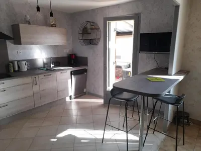 Cuisine ou kitchenette dans l'établissement GITE MAISON prox le mans circuit et zoo la fleche a 18kms