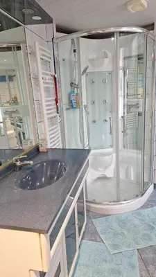 Salle de bains dans l'établissement Les dauphins de Mareuil