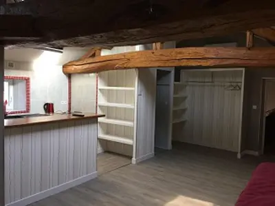 Cuisine ou kitchenette dans l'établissement Maison accueillante à Mouterre-Silly avec jardin et cheminée