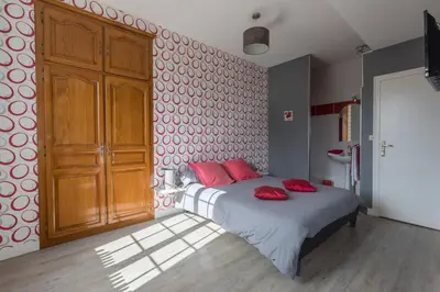 Un ou plusieurs lits dans un hébergement de l'établissement Maison accueillante à Mouterre-Silly avec jardin et cheminée