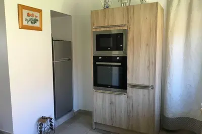 Cuisine ou kitchenette dans l'établissement Le Clos des Buis 2 gîtes 6CH 4 SDB 4 WC
