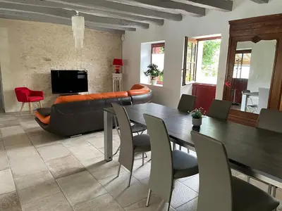 Télévision ou salle de divertissement dans l'établissement Le Clos des Buis 2 gîtes 6CH 4 SDB 4 WC
