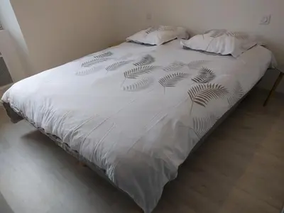 Un ou plusieurs lits dans un hébergement de l'établissement Maison Jean-Moulin, jardin, spacieuse, 24h Mans, zoo, Prytanée, 3 chbres, 6 pers