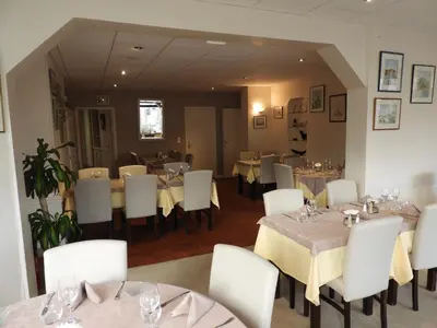 Restaurant ou autre lieu de restauration dans l'établissement Logis Hôtel Le Pélican & son restaurant