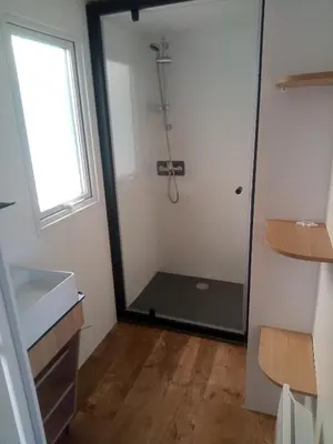 Salle de bains dans l'établissement Camping de Marcilly sur Vienne