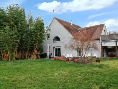 Jardin de l'établissement Villa élégante à Château-la-Vallière avec piscine privée