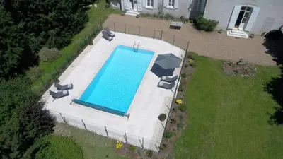 Piscine de l'établissement Le Clos des Péziers ou située à proximité