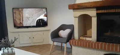 Télévision ou salle de divertissement dans l'établissement Le Cottage de Maé