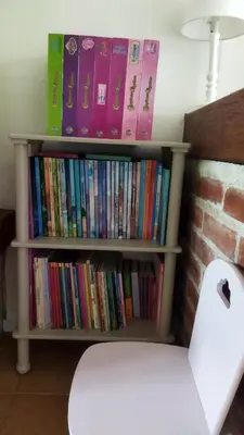 Bibliothèque dans la maison de vacances