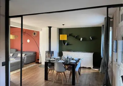 Coin salon dans l'établissement Les logis du forgeron-Gites avec piscine près d'Angers