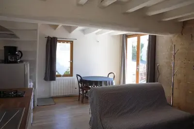 Coin salon dans l'établissement Maisonnette climatisée avec parking privé