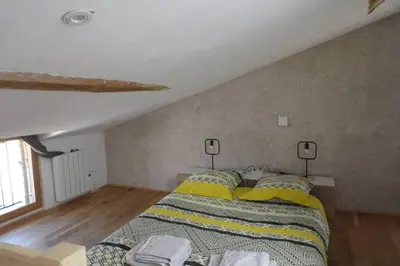 Un ou plusieurs lits dans un hébergement de l'établissement Maisonnette climatisée avec parking privé