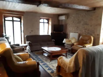 Coin salon dans l'établissement Grand gîte à la campagne