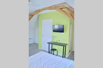 Télévision ou salle de divertissement dans l'établissement La petite maison appartement 2