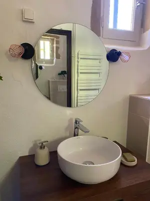 Salle de bains dans l'établissement Le Castel
