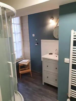 Salle de bains dans l'établissement Manoir du Bellay