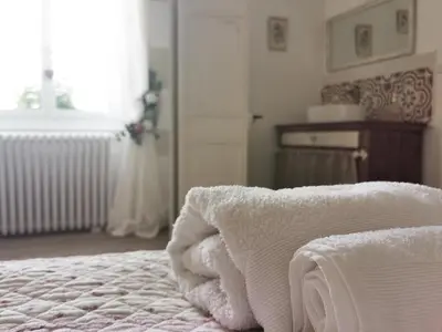 Un ou plusieurs lits dans un hébergement de l'établissement Quatre Chats sous un Pin