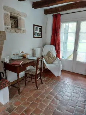 Coin salon dans l'établissement Traînefeuilles - Chambres d'hôtes proche Zoo de Beauval
