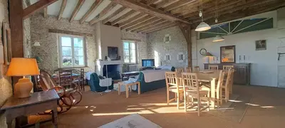 Télévision ou salle de divertissement dans l'établissement LA PINÇONNIERE