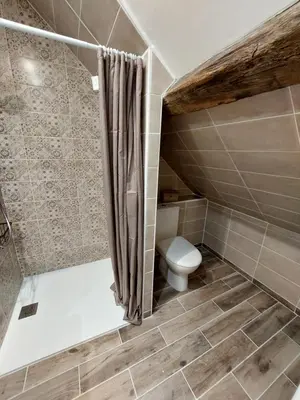 Salle de bains dans l'établissement Traînefeuilles - Gîte au Four à Pain proche Zoo de Beauval