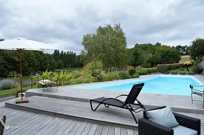 Piscine de l'établissement DOMAINE DU PONT SALMOIS ou située à proximité