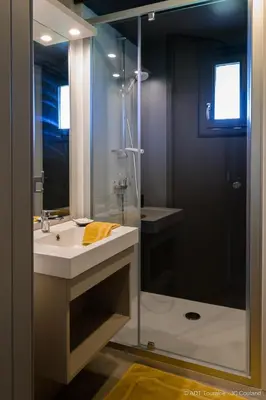 Salle de bains dans l'établissement Cottages du Golf Fleuray-Amboise