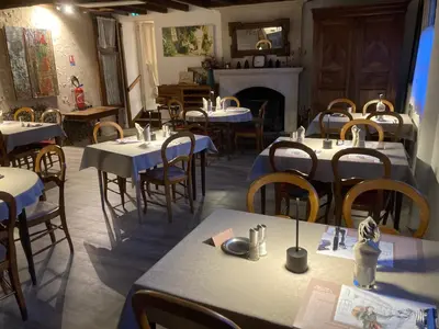 Restaurant ou autre lieu de restauration dans l'établissement Logis Le Petit Trôo du Cheval Blanc