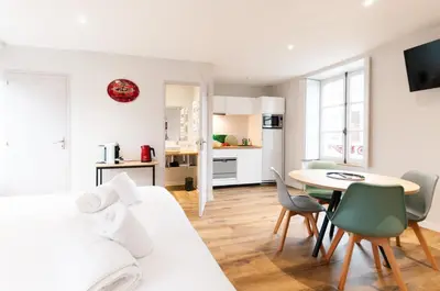Cuisine ou kitchenette dans l'établissement Malicorn' Appart-Hôtel
