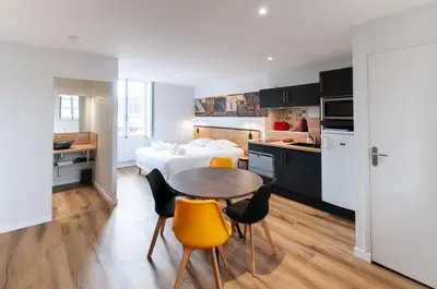 Cuisine ou kitchenette dans l'établissement Malicorn' Appart-Hôtel
