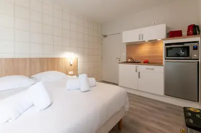 Cuisine ou kitchenette dans l'établissement Malicorn' Appart-Hôtel