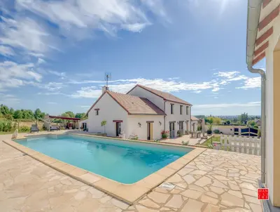 Piscine de l'établissement maison blanche piscine et petit déjeuner ou située à proximité