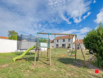 Aire de jeux pour enfants de l'établissement maison blanche piscine et petit déjeuner